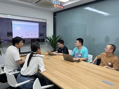 在“世界超市”遇見(jiàn)能“說(shuō)”各國(guó)語(yǔ)言的老板娘，義烏老板娘用數(shù)字化翻譯服務(wù)連接全球客商