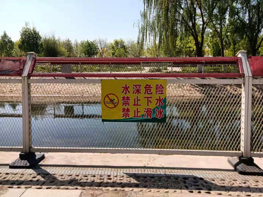 高速公鐵路防眩網(wǎng)與河道防撞防墜落防護欄 多功能鋼材網(wǎng)欄的應用與優(yōu)勢